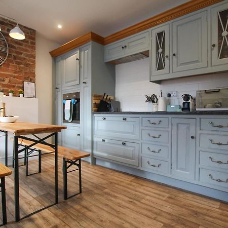Fairways View - Spacious Apartment - Sleeps 6 - Lovely Views - By Rework Accommodation Hoylake Extérieur photo