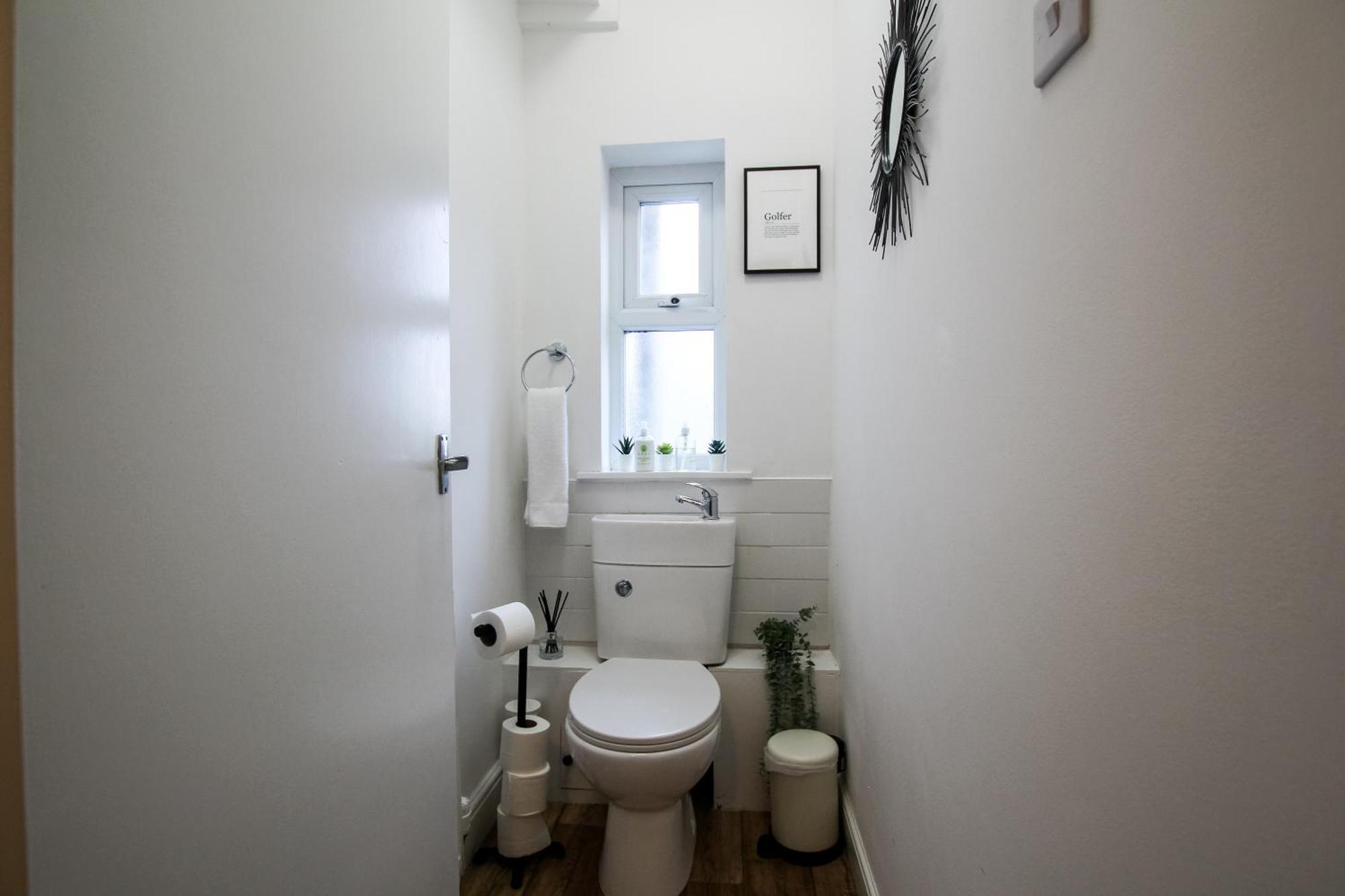 Fairways View - Spacious Apartment - Sleeps 6 - Lovely Views - By Rework Accommodation Hoylake Extérieur photo